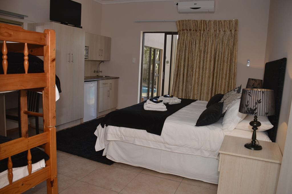 Two Bells Guest House Блумфонтейн Номер фото