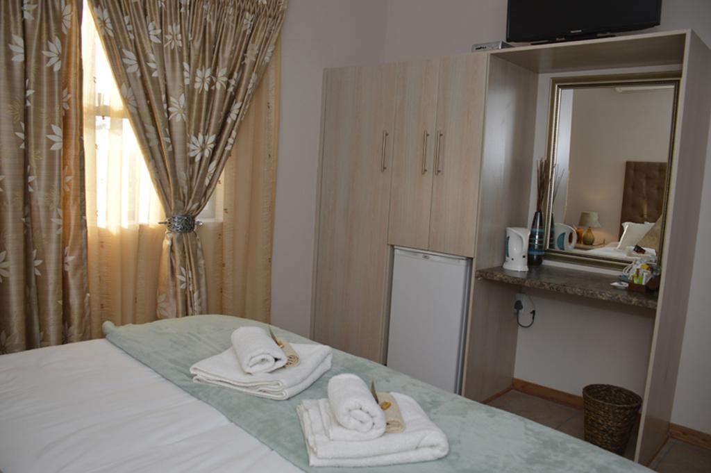 Two Bells Guest House Блумфонтейн Номер фото